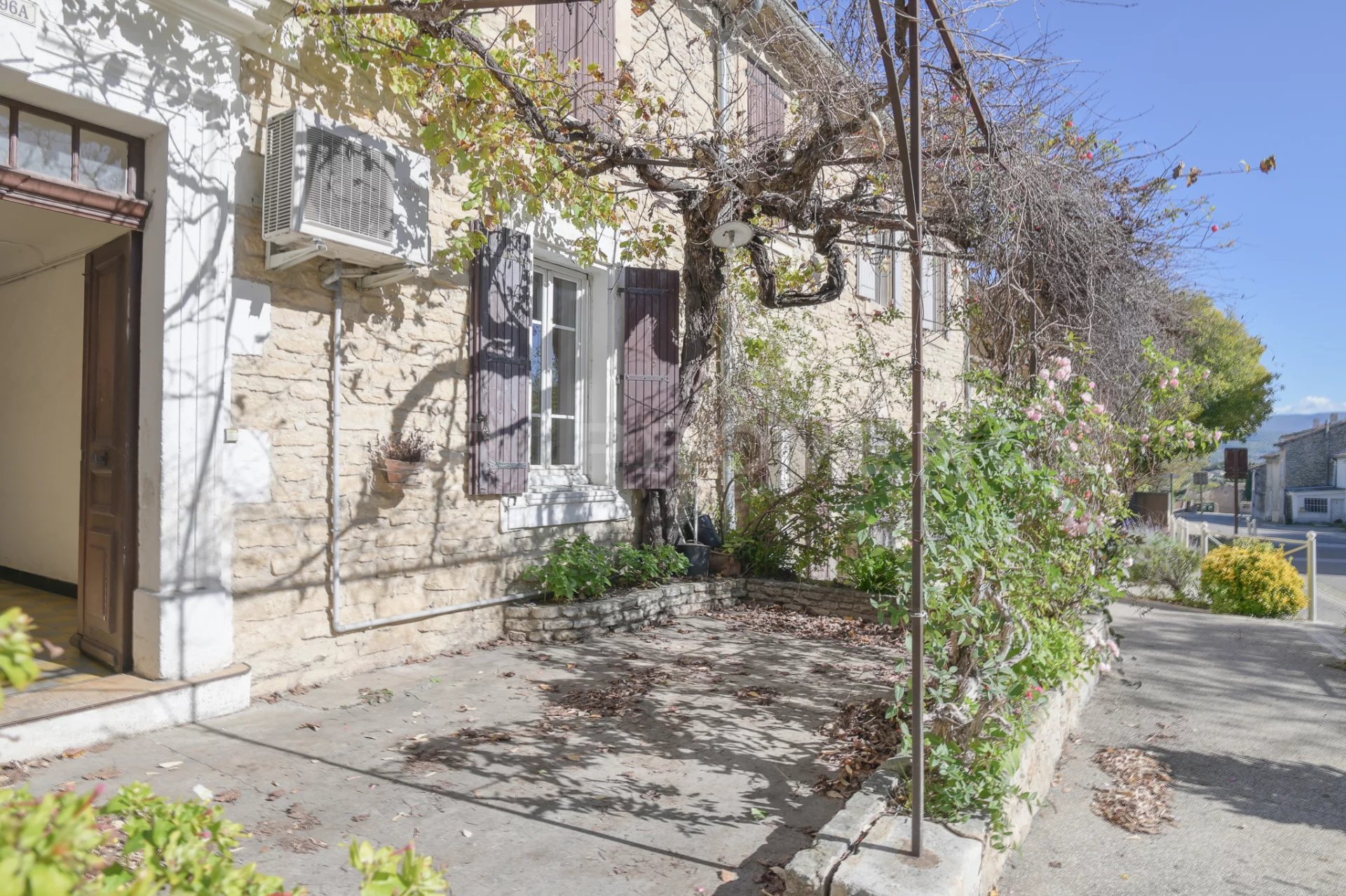 achat MAISON DE VILLAGE AVEC COUR – Goult – Provence – 398000€