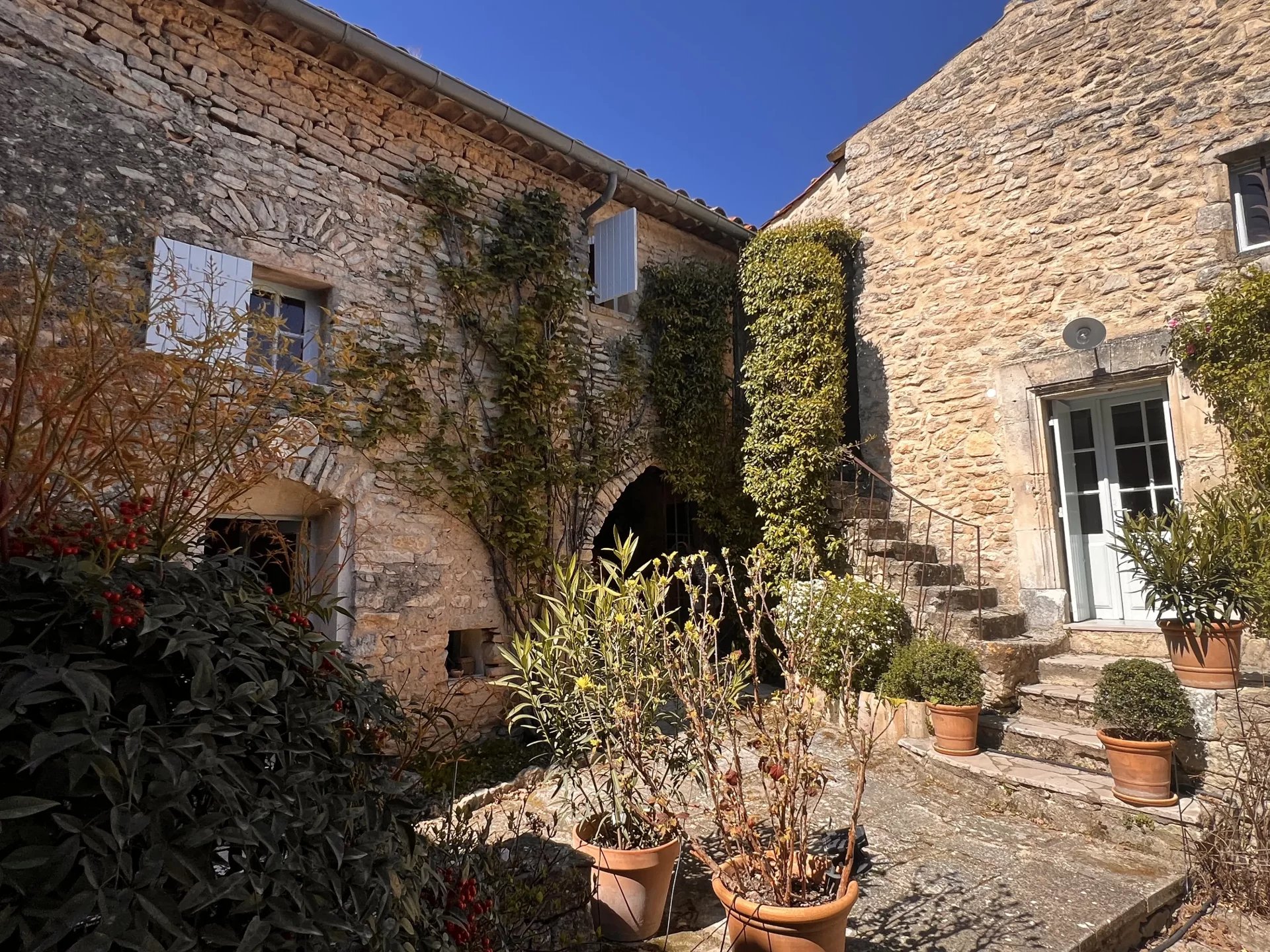 achat MAISON DE CHARME AVEC COUR ET JARDIN à Goult – Luberon / Provence – 765000€